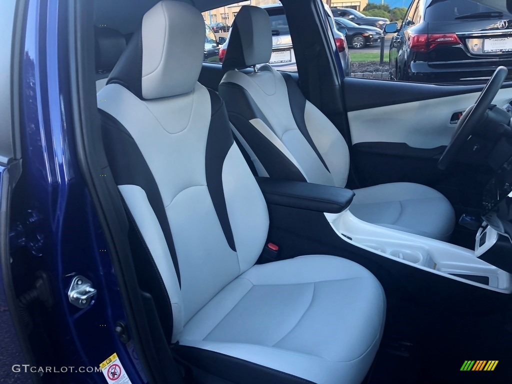 2017 Prius Three - Blue Crush Metallic / Moonstone Gray photo #31