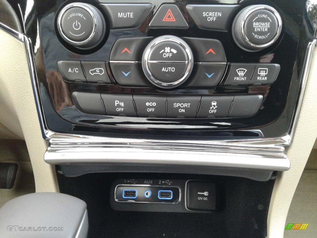 2019 Jeep Grand Cherokee Overland 4x4 Controls Photo #130345334
