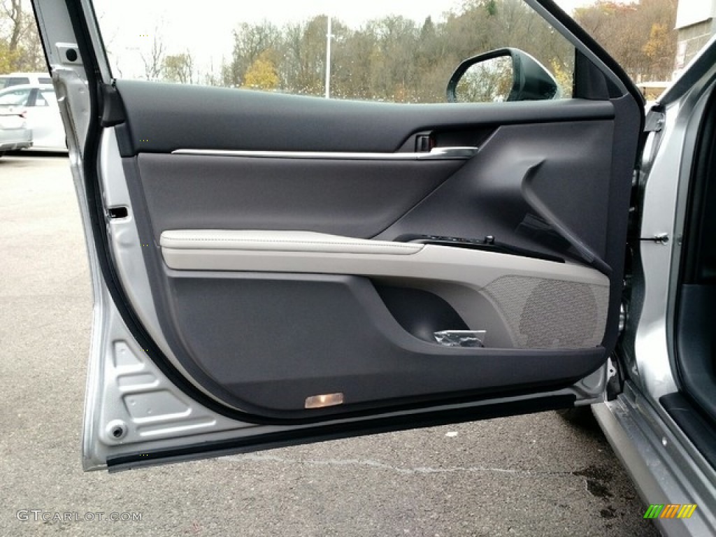 2019 Toyota Camry XLE Ash Door Panel Photo #130357955