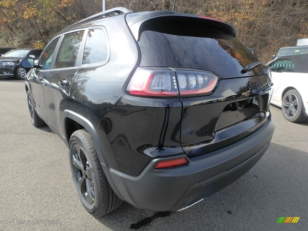 2019 Cherokee Latitude Plus 4x4 - Diamond Black Crystal Pearl / Black photo #3