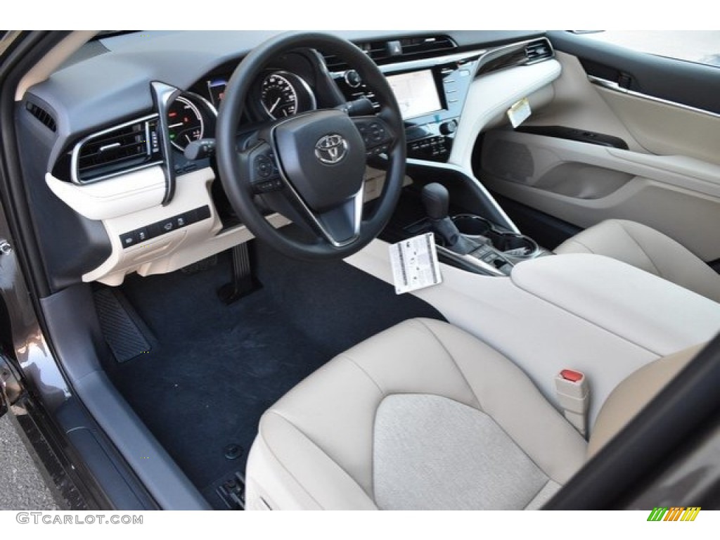Macadamia Interior 2019 Toyota Camry Hybrid LE Photo #130408511