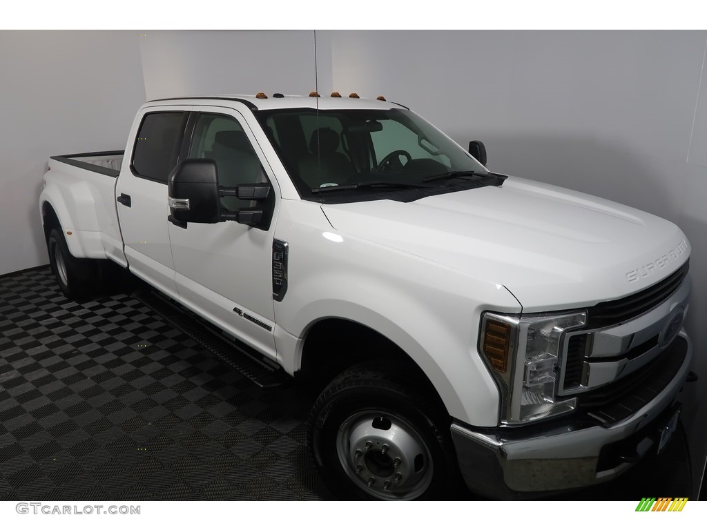 2018 F350 Super Duty XLT Crew Cab 4x4 - Oxford White / Earth Gray photo #2