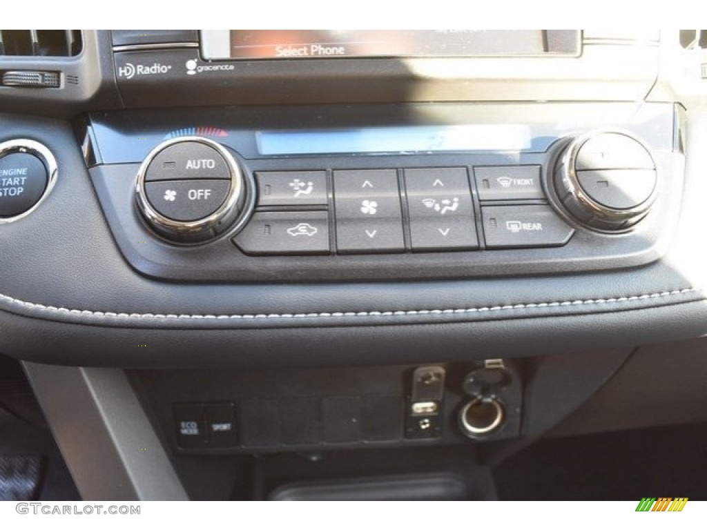 2018 RAV4 XLE AWD - Super White / Black photo #30