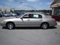 2002 Light Parchment Gold Lincoln Town Car Signature  photo #2