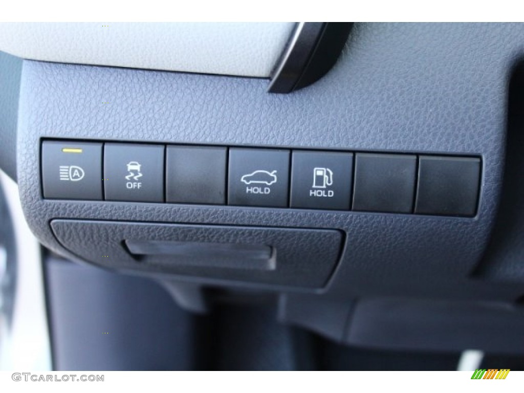 2019 Toyota Camry XLE Controls Photo #130537180