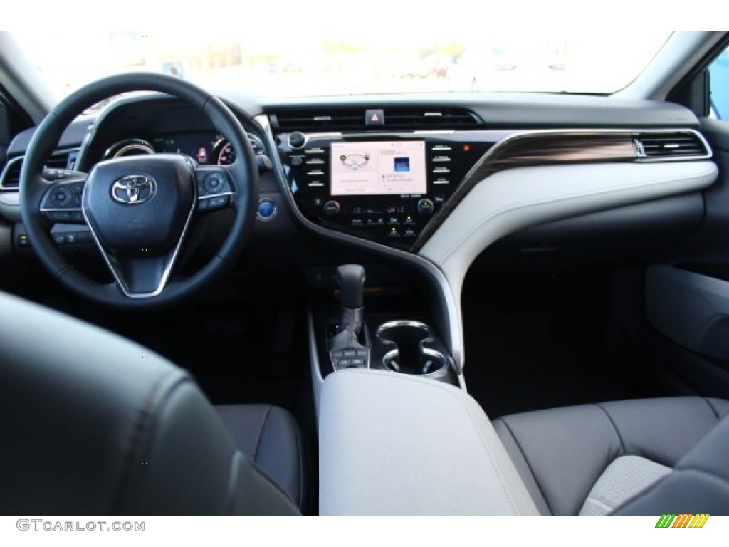 2019 Toyota Camry XLE Dashboard Photos