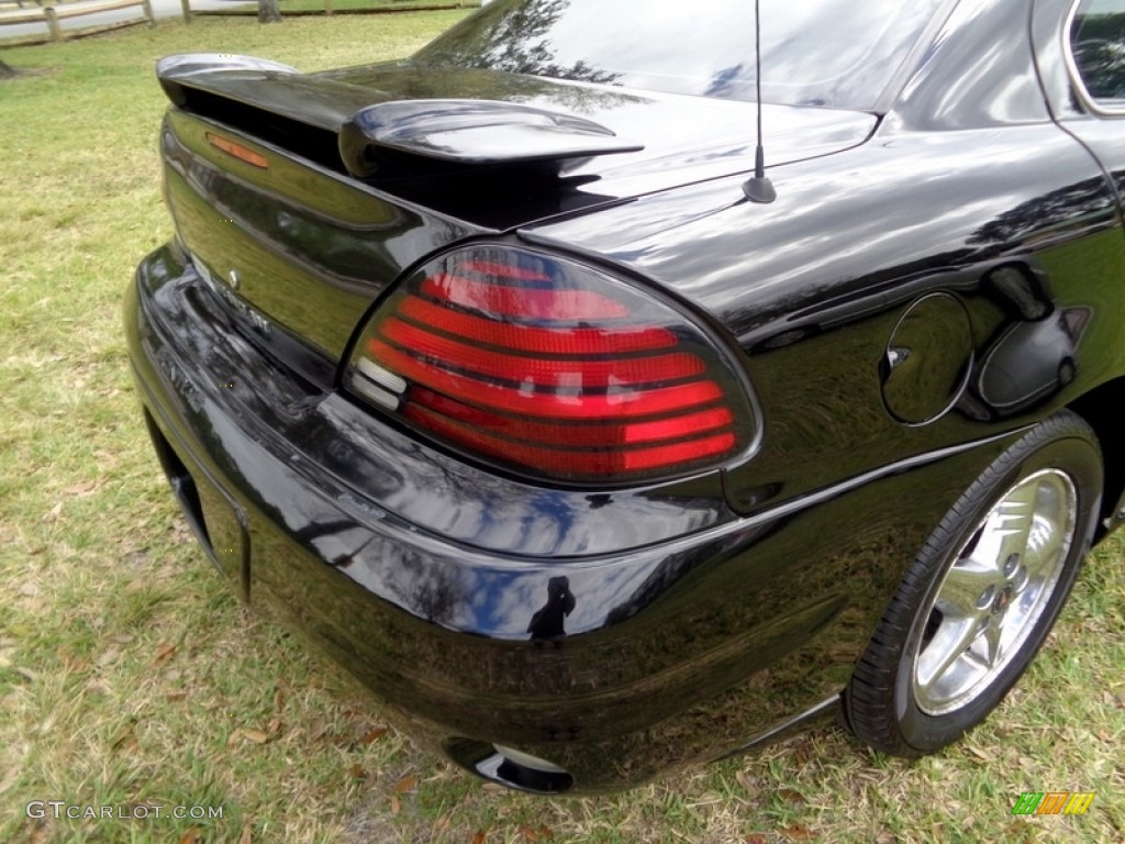 2004 Grand Am SE Sedan - Black / Dark Pewter photo #27