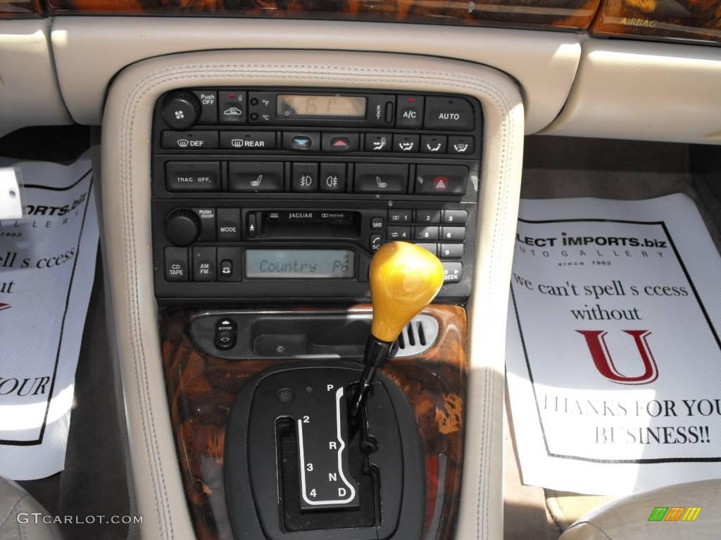 1999 XK XK8 Convertible - British Racing Green / Oatmeal photo #17