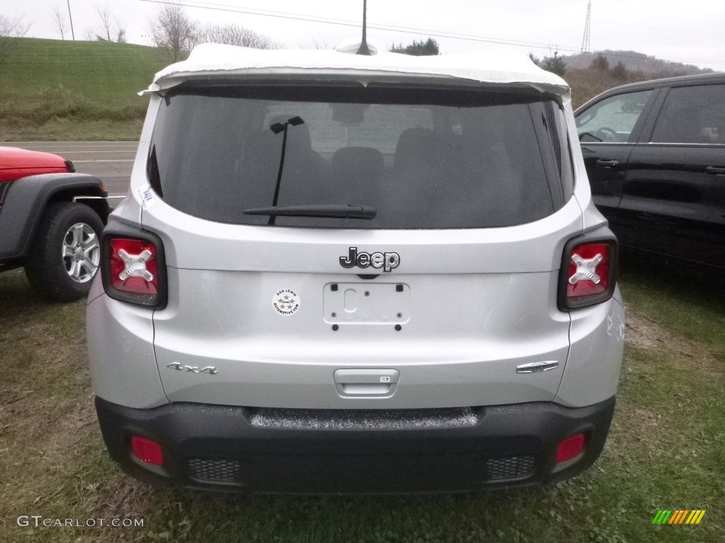 2018 Renegade Latitude 4x4 - Glacier Metallic / Black photo #4