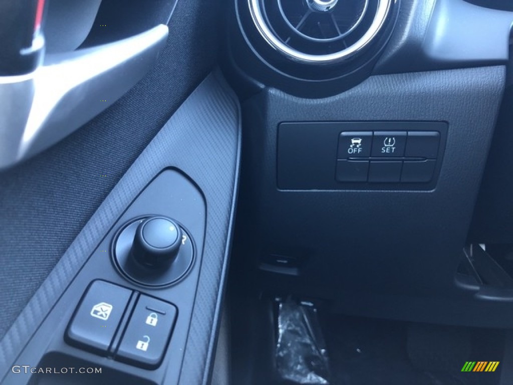2019 Toyota Yaris LE Controls Photo #130581471