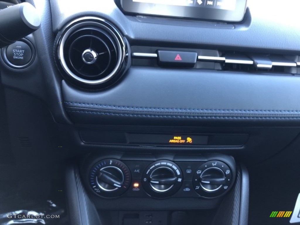 2019 Toyota Yaris LE Controls Photo #130581499