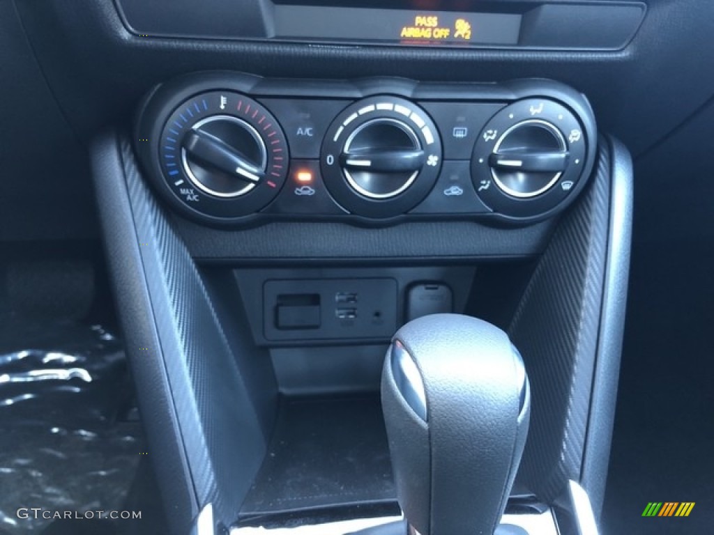 2019 Toyota Yaris LE Controls Photo #130581513