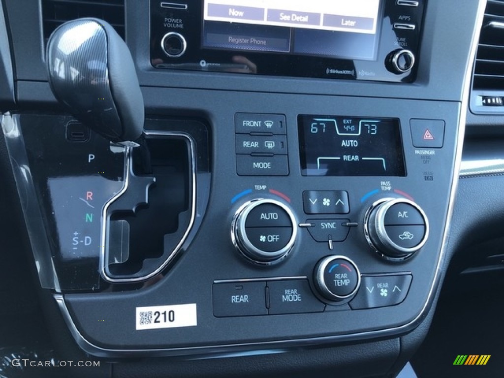 2019 Toyota Sienna SE AWD Controls Photos