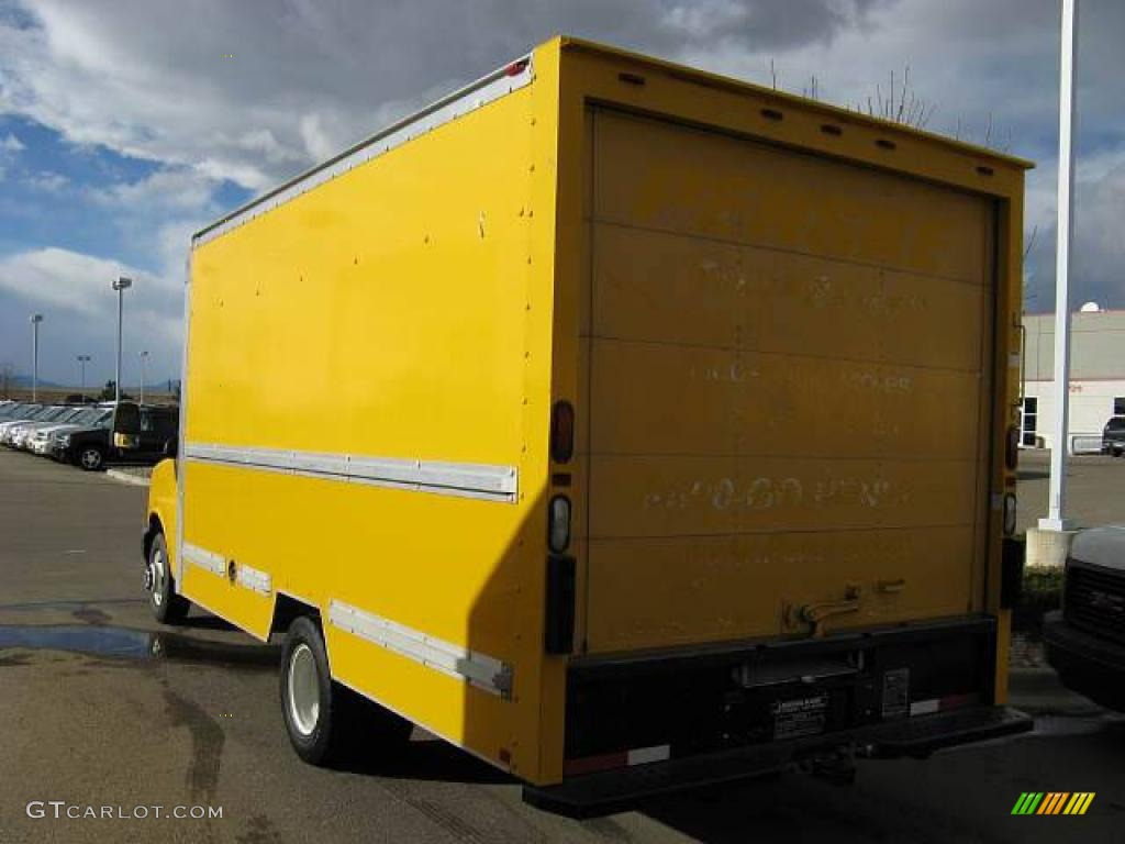 2005 Savana Cutaway 3500 Commercial Moving Truck - Yellow / Pewter photo #4