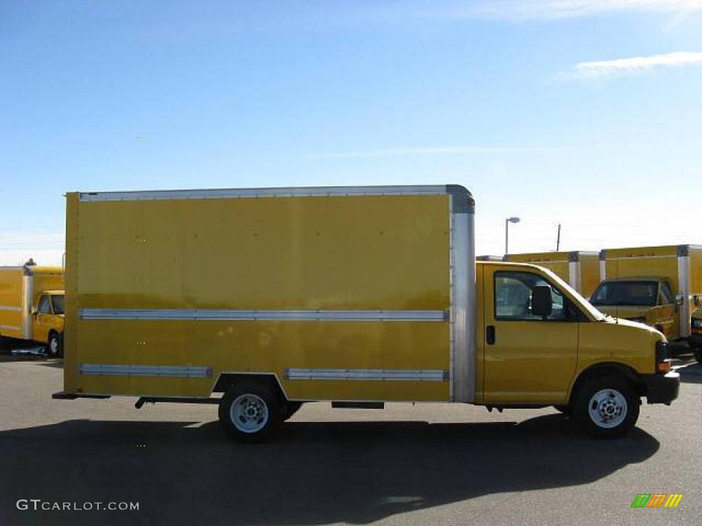 2005 Savana Cutaway 3500 Commercial Moving Truck - Yellow / Pewter photo #2