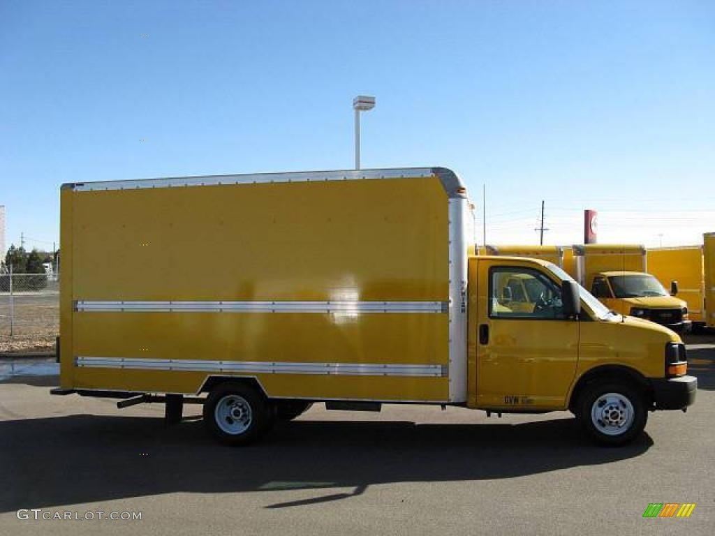 2005 Savana Cutaway 3500 Commercial Moving Truck - Yellow / Pewter photo #5