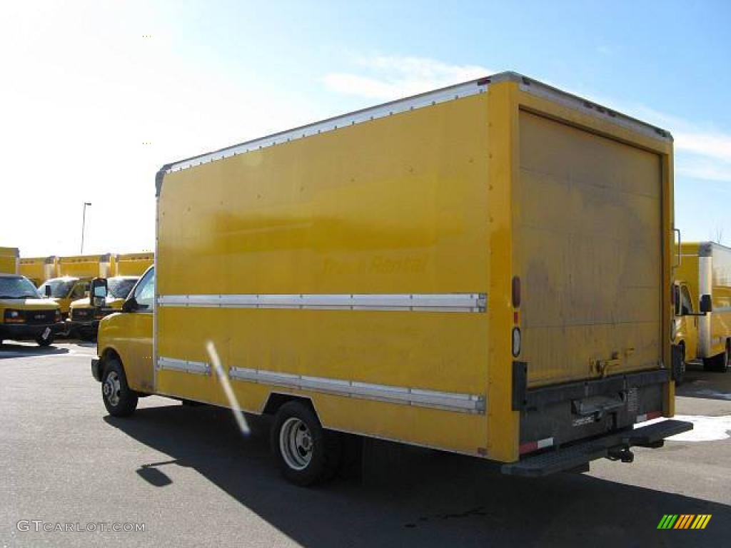 2005 Savana Cutaway 3500 Commercial Moving Truck - Yellow / Pewter photo #7