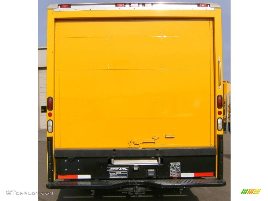 2006 Savana Cutaway 3500 Commercial Moving Truck - Yellow / Pewter photo #4