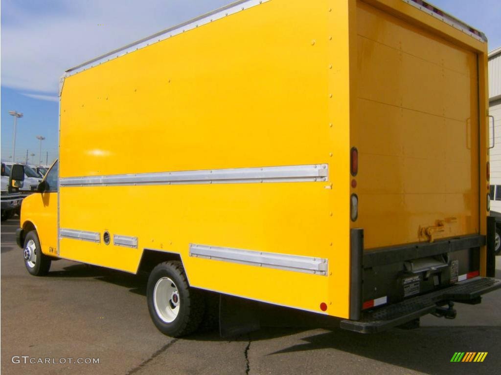 2006 Savana Cutaway 3500 Commercial Moving Truck - Yellow / Pewter photo #8