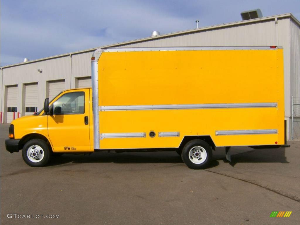 2006 Savana Cutaway 3500 Commercial Moving Truck - Yellow / Pewter photo #9