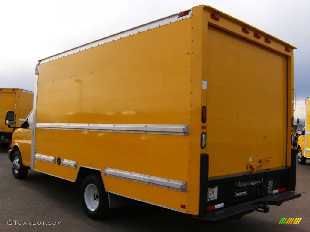 2006 Savana Cutaway 3500 Commercial Moving Truck - Yellow / Pewter photo #5