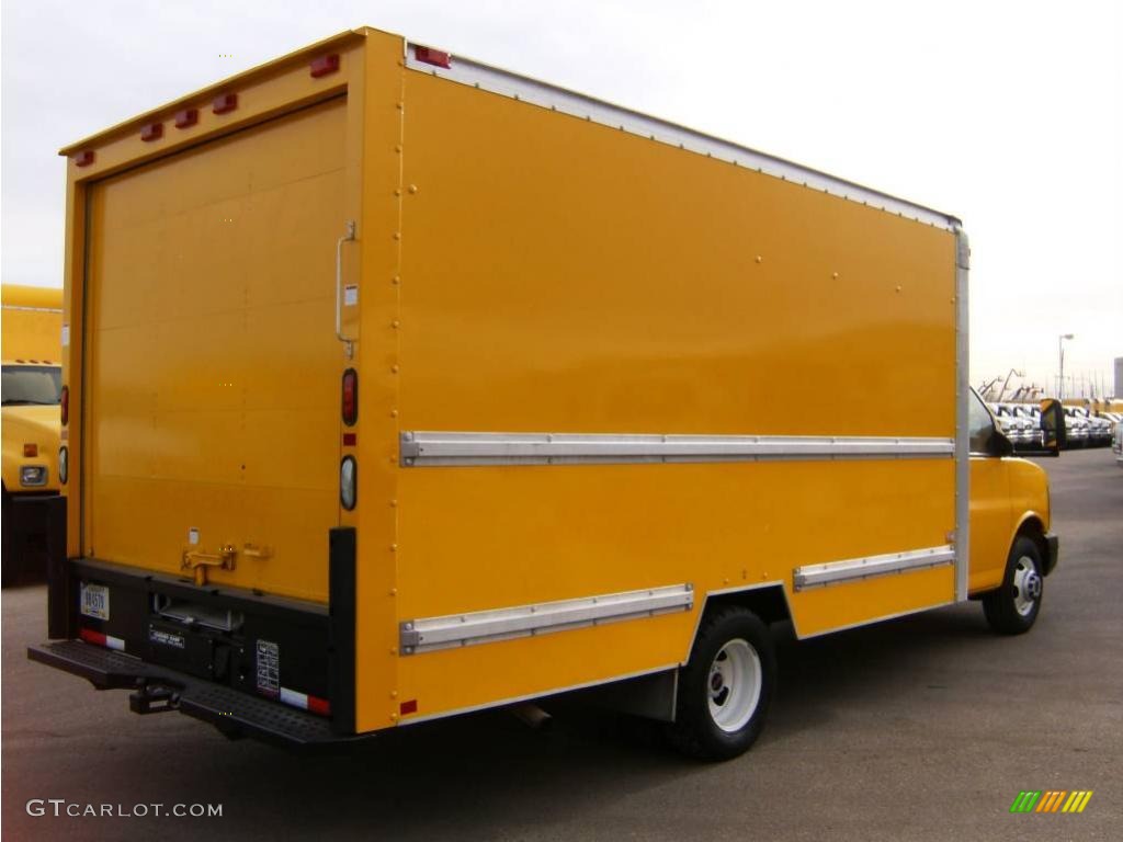 2006 Savana Cutaway 3500 Commercial Moving Truck - Yellow / Pewter photo #7