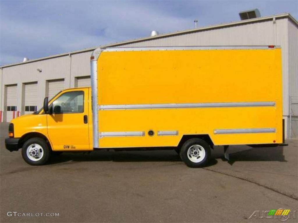 2006 Savana Cutaway 3500 Commercial Moving Truck - Yellow / Pewter photo #9