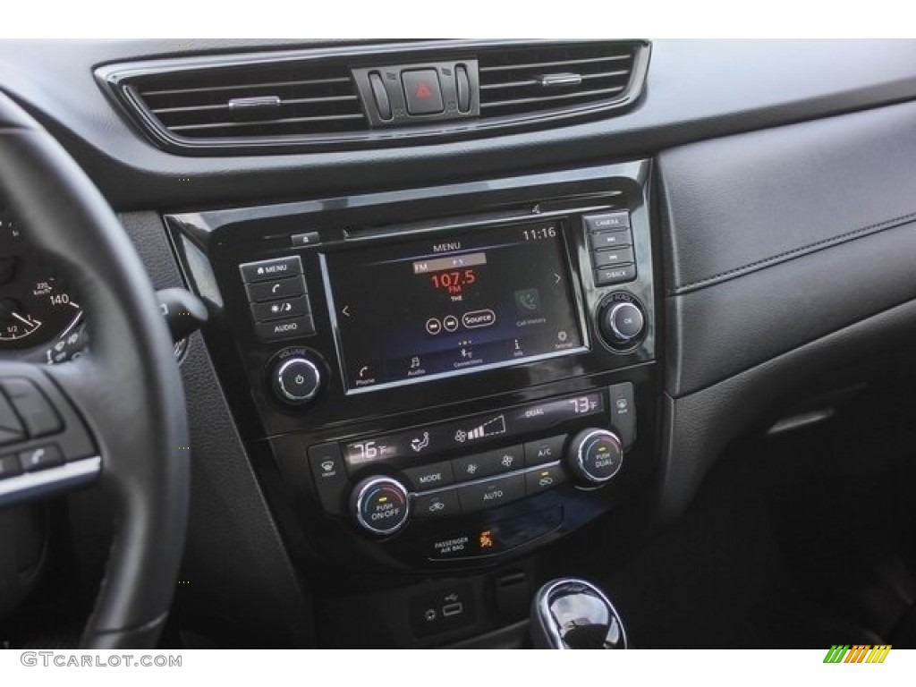 2018 Nissan Rogue SV Controls Photo #130642971
