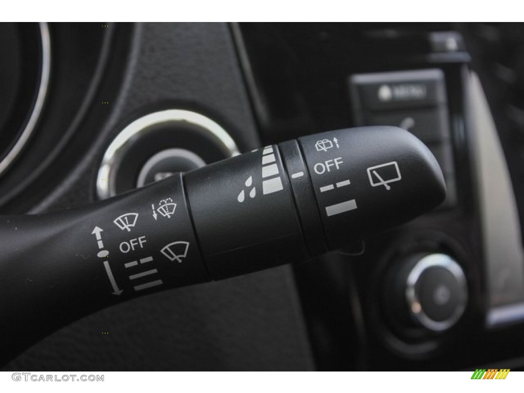 2018 Nissan Rogue SV Controls Photo #130643076