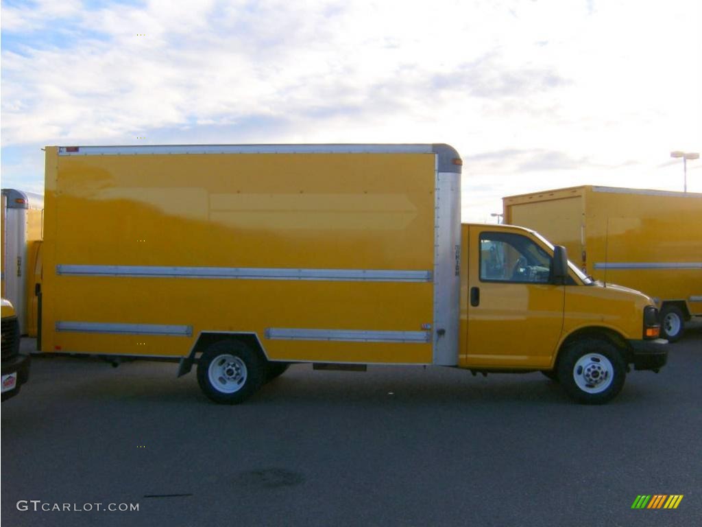 2006 Savana Cutaway 3500 Commercial Moving Truck - Yellow / Pewter photo #3