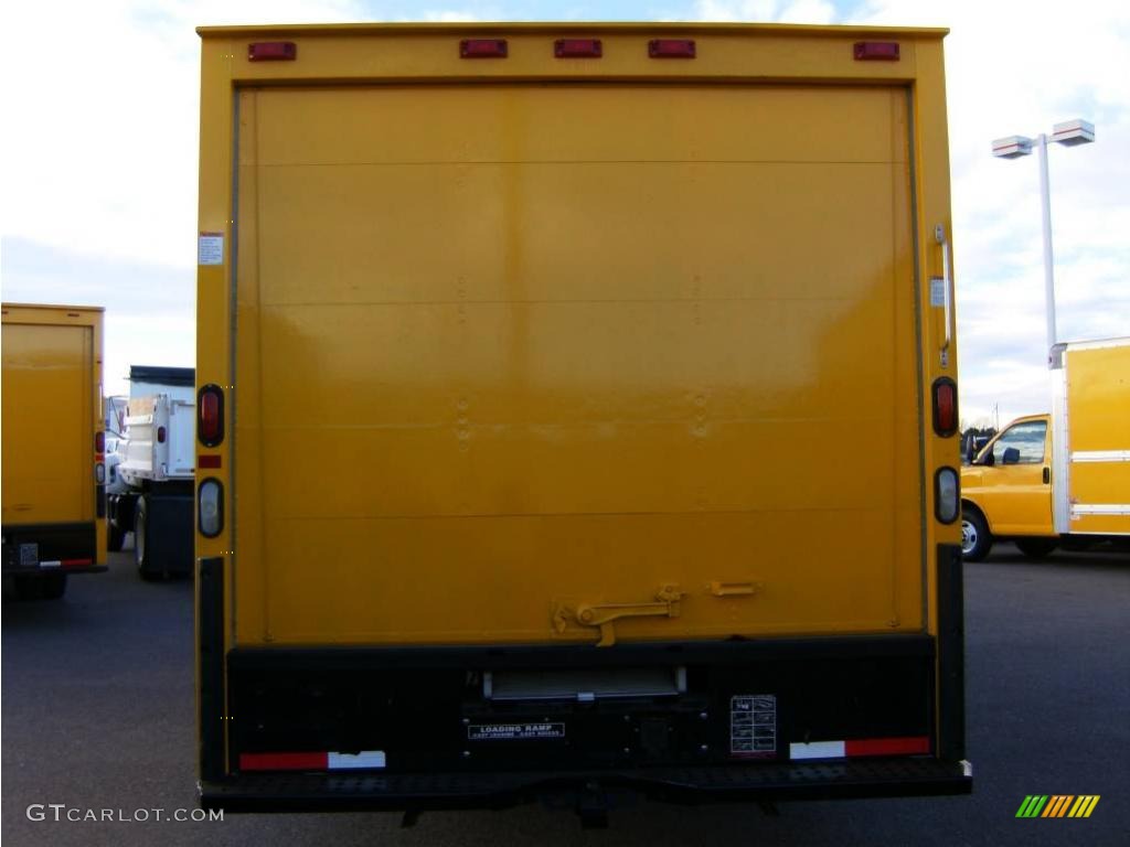 2006 Savana Cutaway 3500 Commercial Moving Truck - Yellow / Pewter photo #6