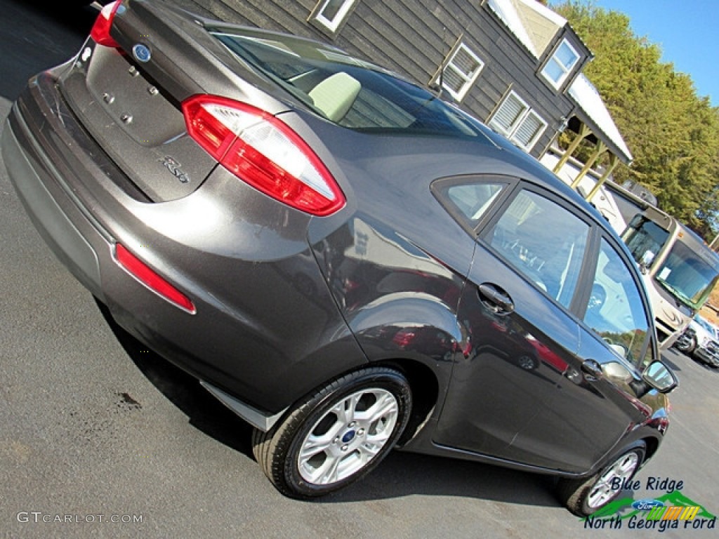 2016 Fiesta SE Sedan - Magnetic Metallic / Charcoal Black photo #31