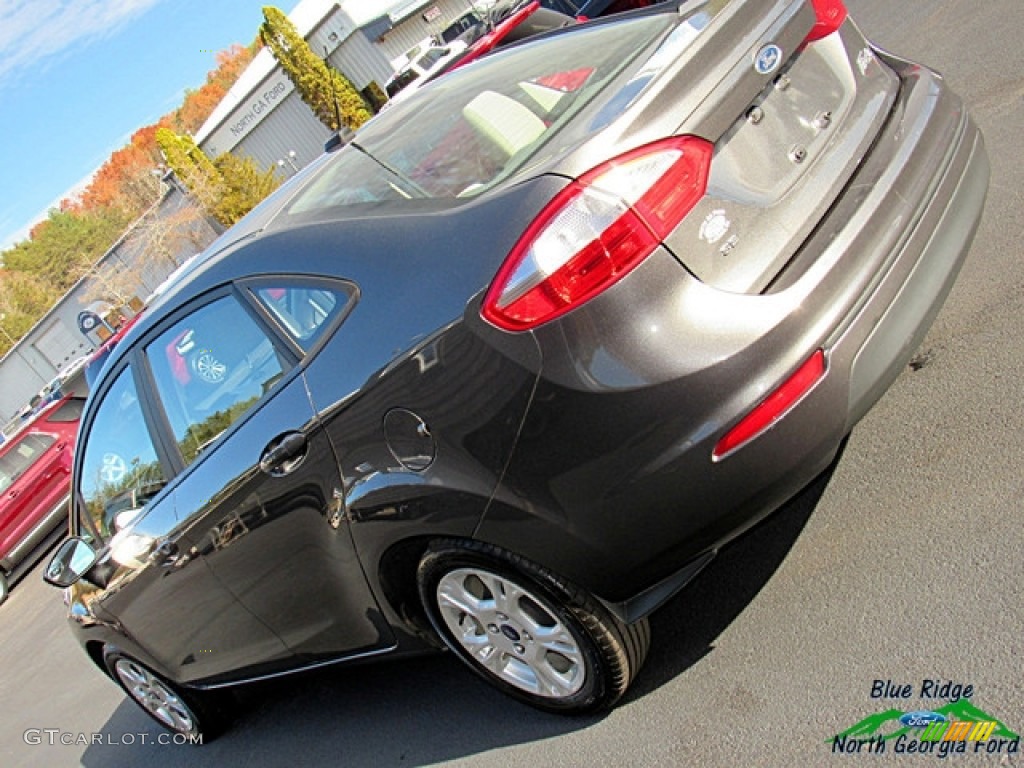 2016 Fiesta SE Sedan - Magnetic Metallic / Charcoal Black photo #32