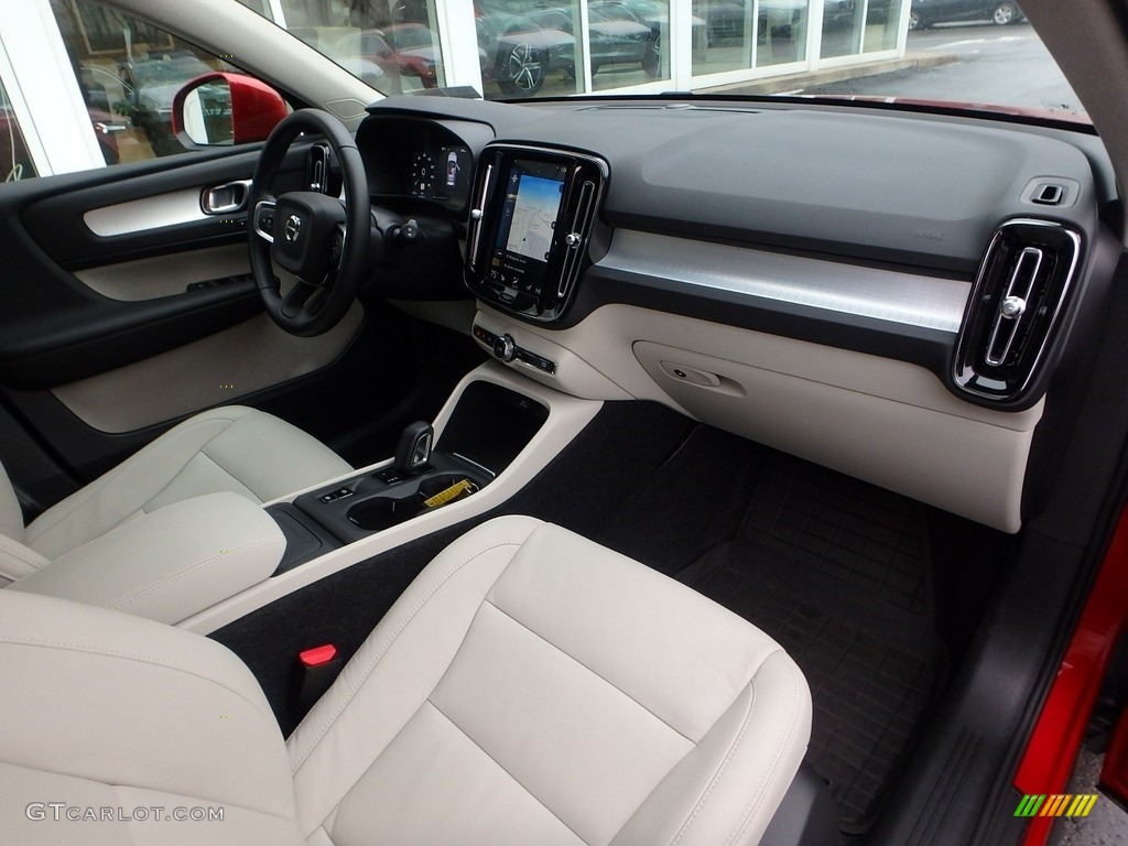 2019 Volvo XC40 T4 Momentum Dashboard Photos