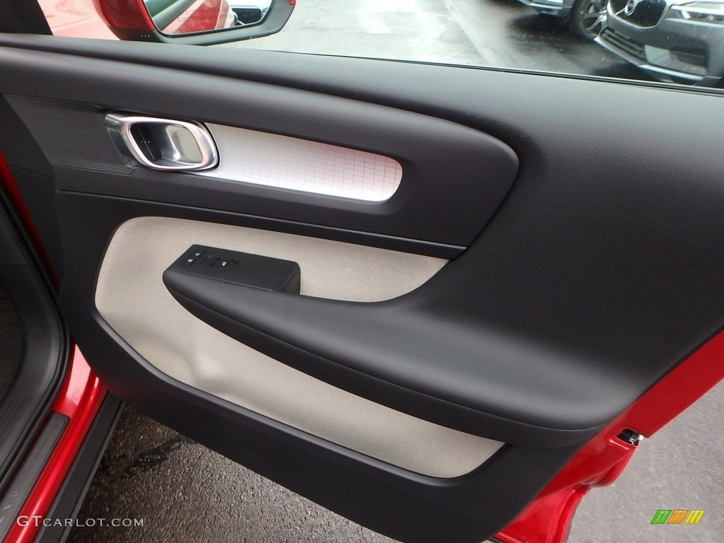 2019 Volvo XC40 T4 Momentum Blond Door Panel Photo #130685203
