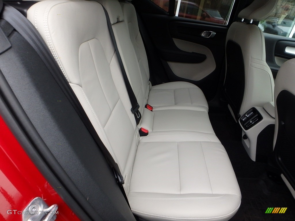 2019 Volvo XC40 T4 Momentum Rear Seat Photo #130685224