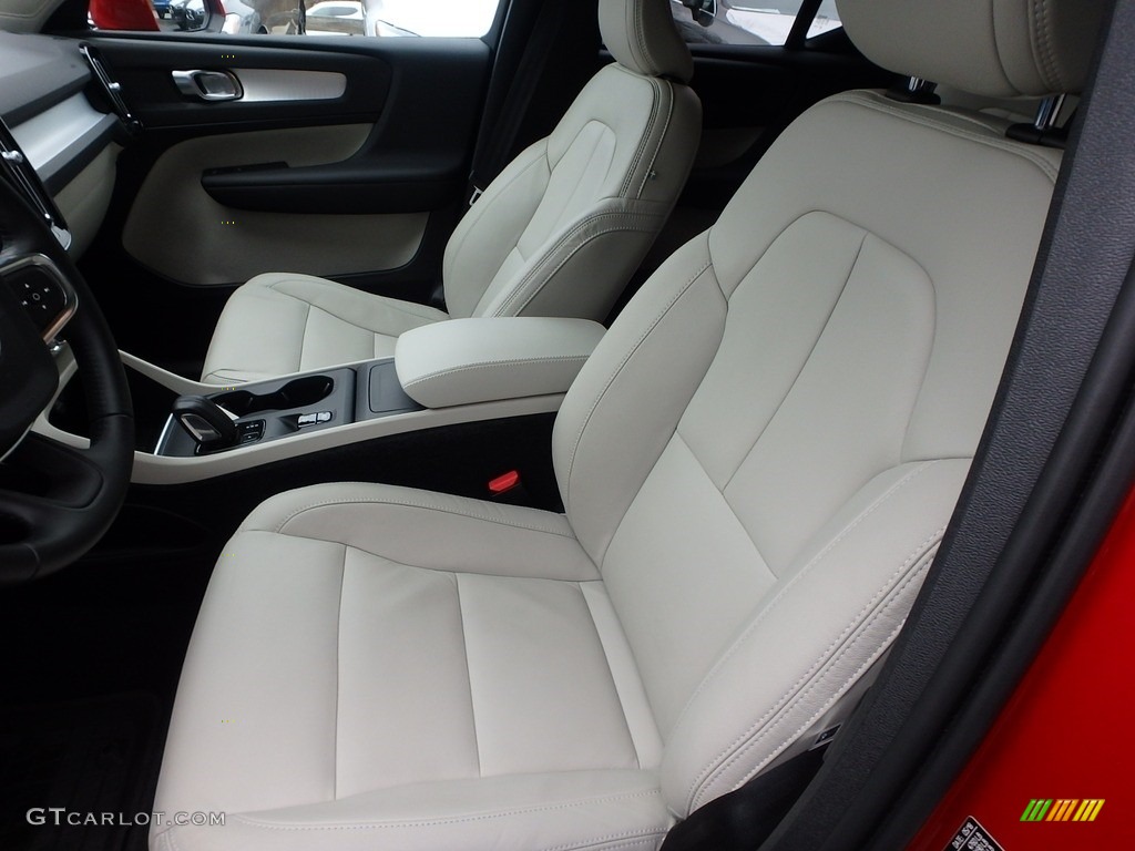2019 Volvo XC40 T4 Momentum Front Seat Photos