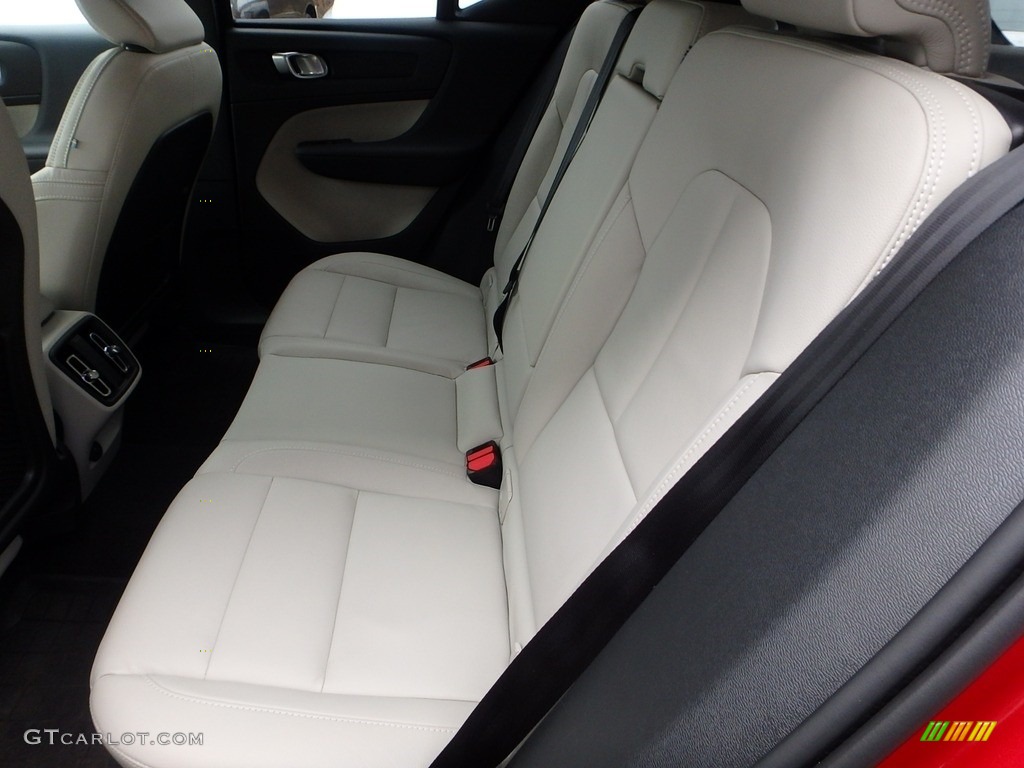 2019 Volvo XC40 T4 Momentum Rear Seat Photo #130685272