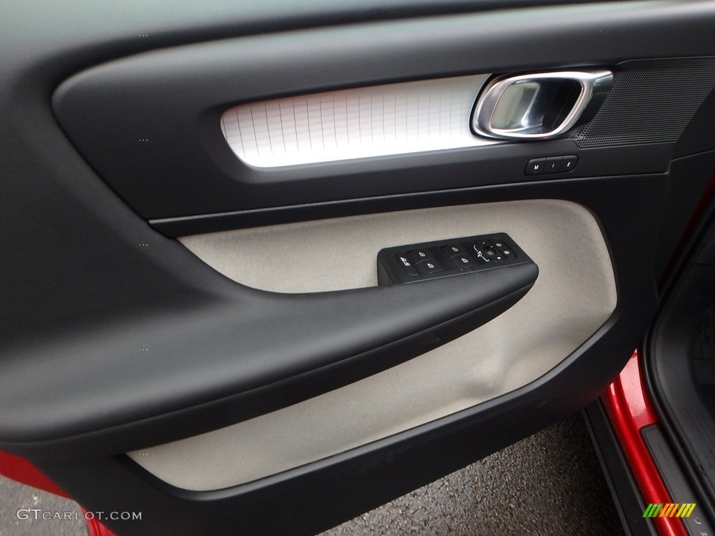 2019 Volvo XC40 T4 Momentum Blond Door Panel Photo #130685329