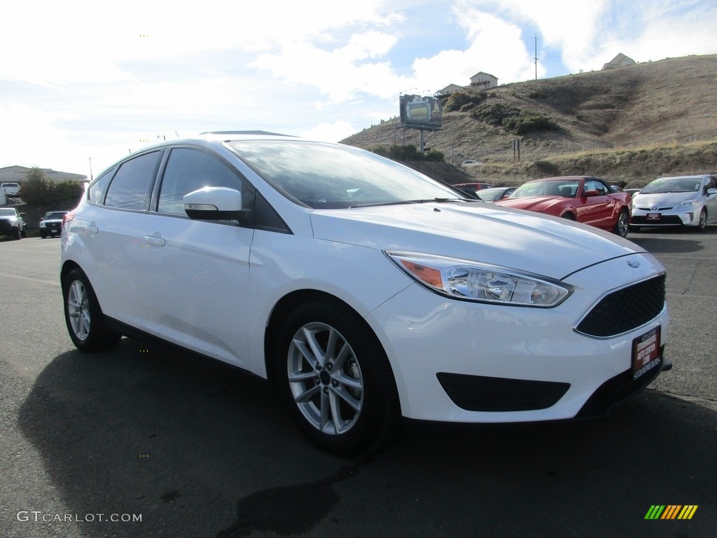 2017 Focus SE Hatch - Oxford White / Charcoal Black photo #1