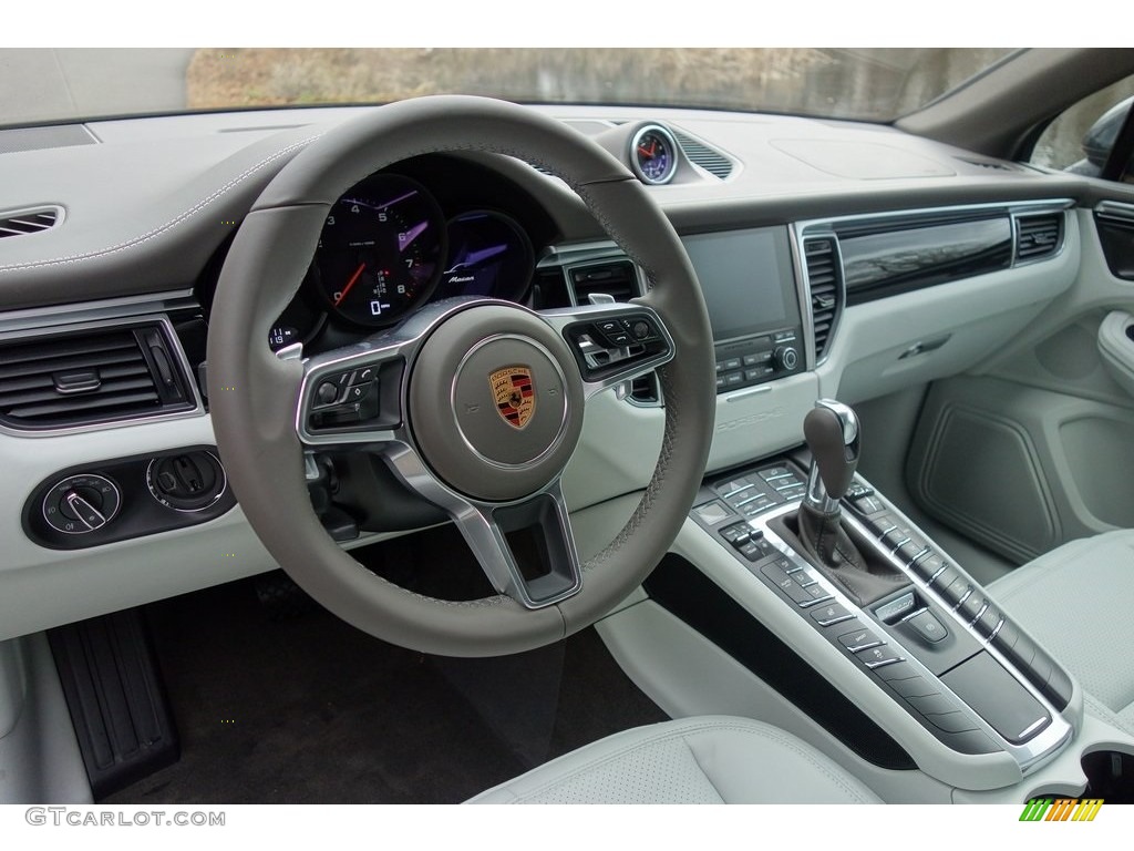 2018 Porsche Macan Standard Macan Model Agate Grey/Pebble Grey Dashboard Photo #130713741