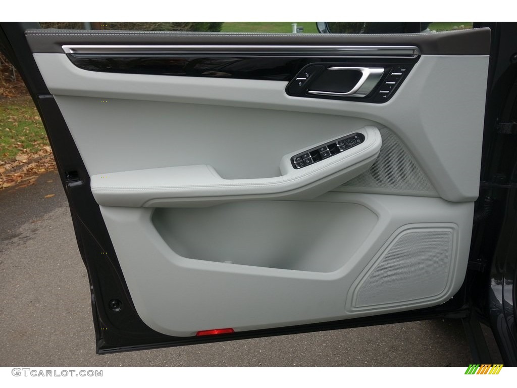 2018 Porsche Macan Standard Macan Model Agate Grey/Pebble Grey Door Panel Photo #130713768