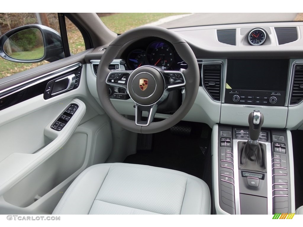 2018 Porsche Macan Standard Macan Model Agate Grey/Pebble Grey Dashboard Photo #130713807