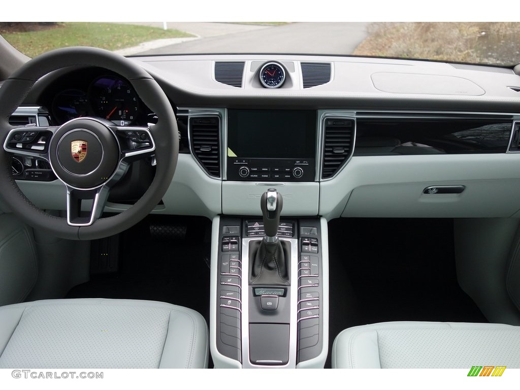 2018 Porsche Macan Standard Macan Model Agate Grey/Pebble Grey Dashboard Photo #130713831