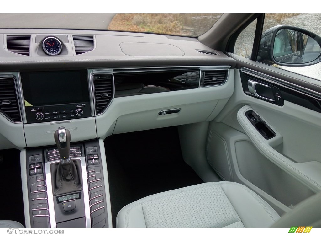 2018 Porsche Macan Standard Macan Model Agate Grey/Pebble Grey Dashboard Photo #130713852