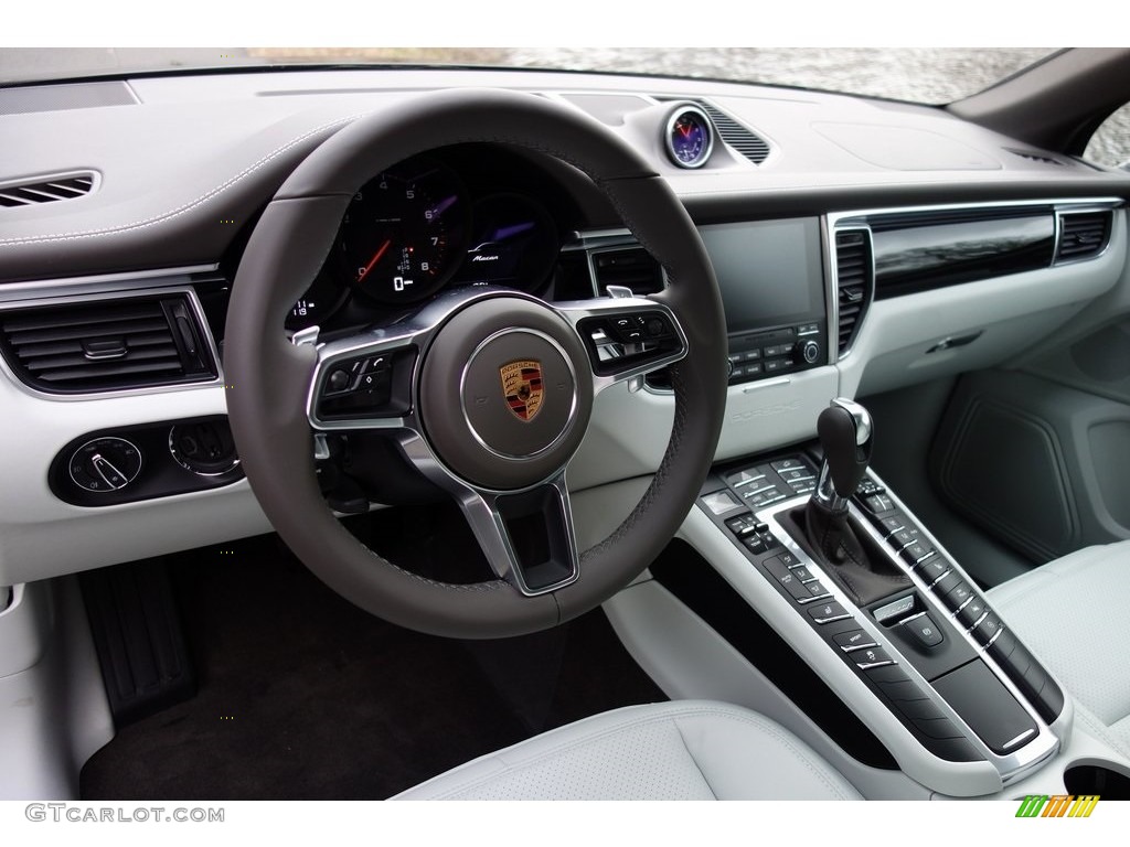 2018 Porsche Macan Standard Macan Model Agate Grey/Pebble Grey Steering Wheel Photo #130713963