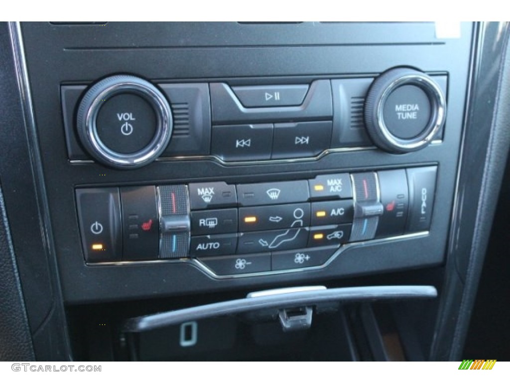 2019 Explorer XLT - Magnetic / Medium Black photo #12