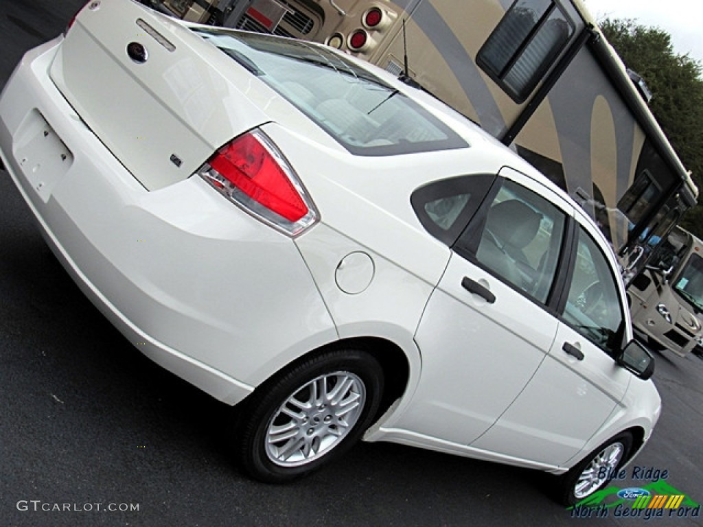 2011 Focus SE Sedan - White Suede / Medium Stone photo #28