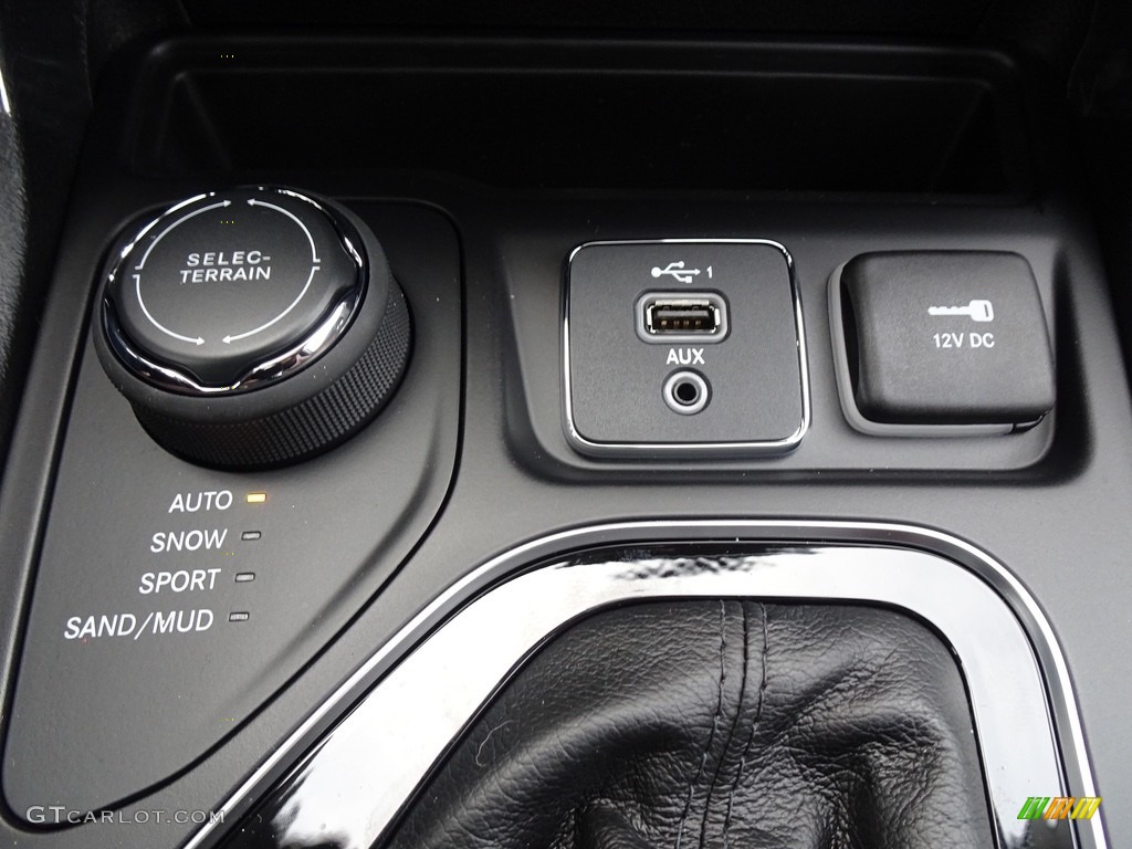 2019 Jeep Cherokee Overland 4x4 Controls Photos