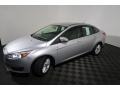 Ingot Silver - Focus SE Sedan Photo No. 8